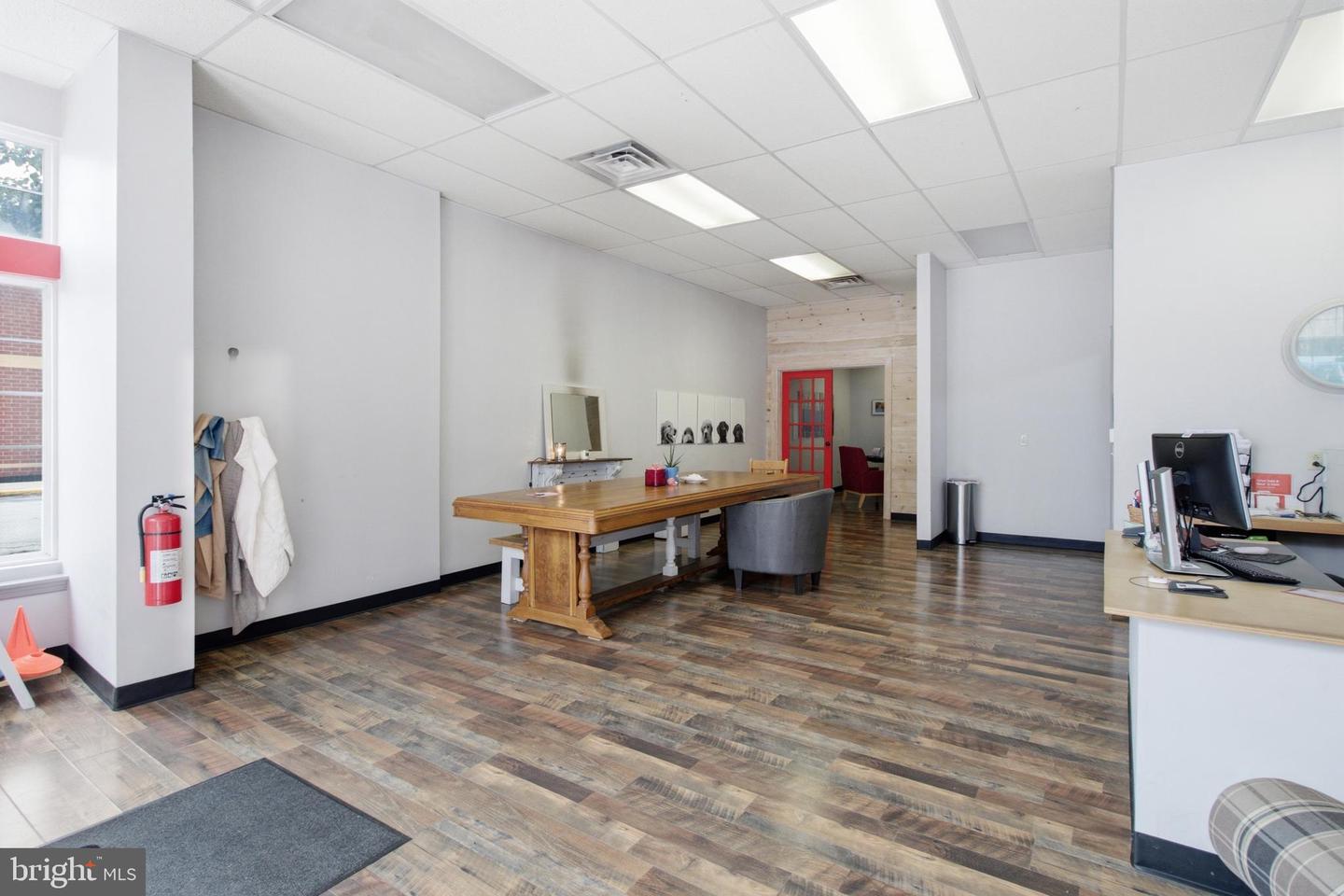 241 E Market St Property Photo 14