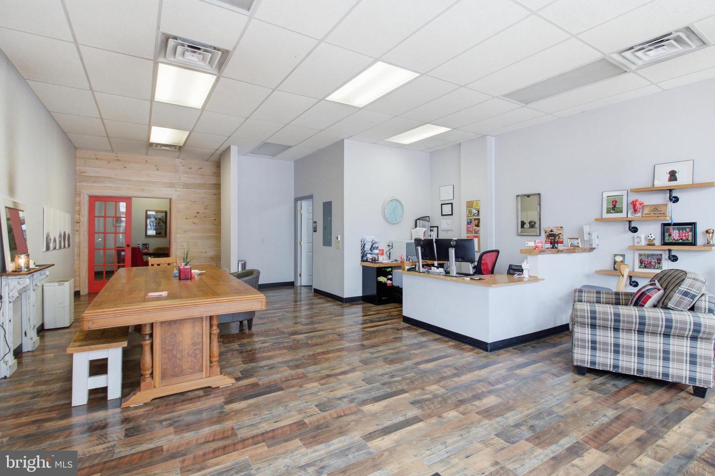 241 E Market St Property Photo 17