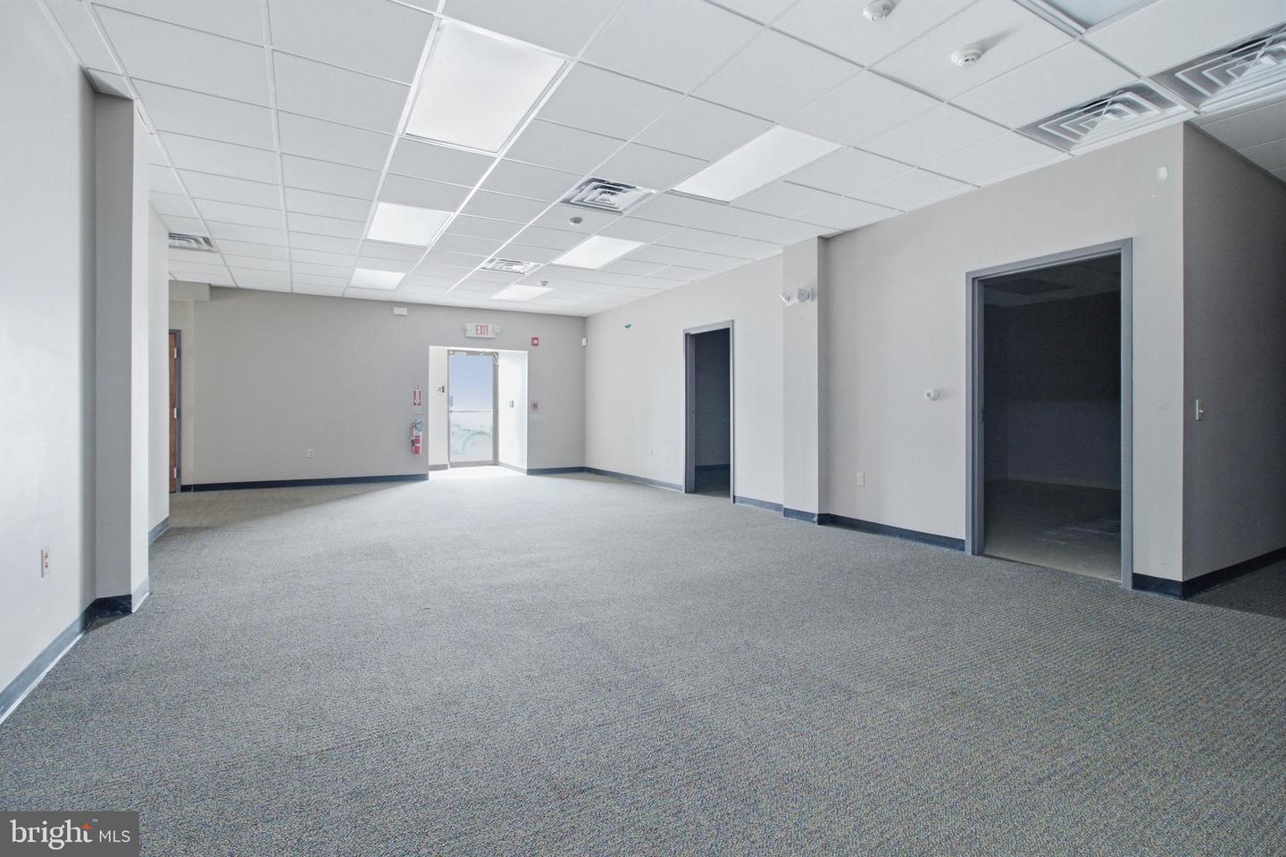 241 E Market St Property Photo 20
