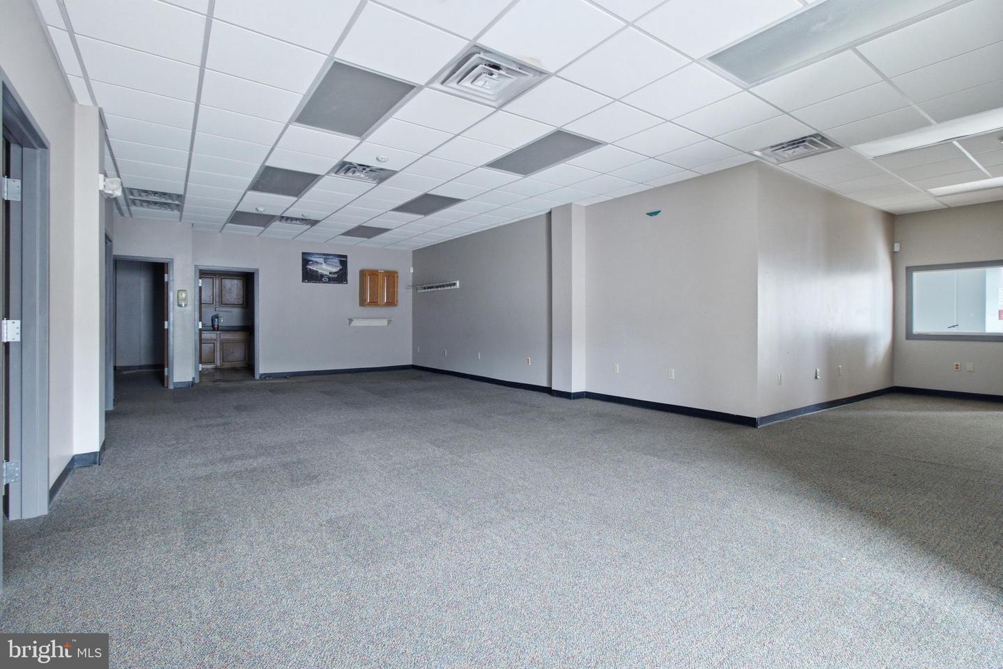 241 E Market St Property Photo 21
