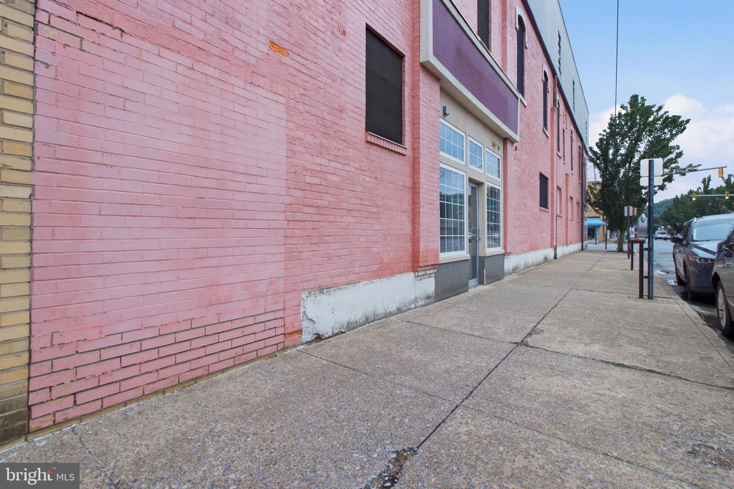 241 E Market St Property Photo 23