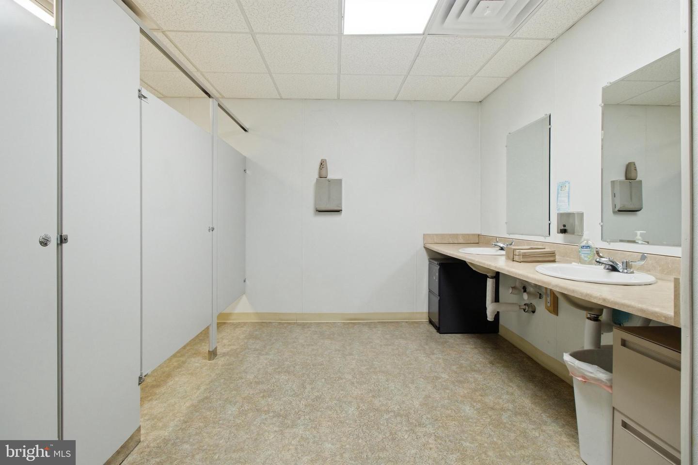 241 E Market St Property Photo 30