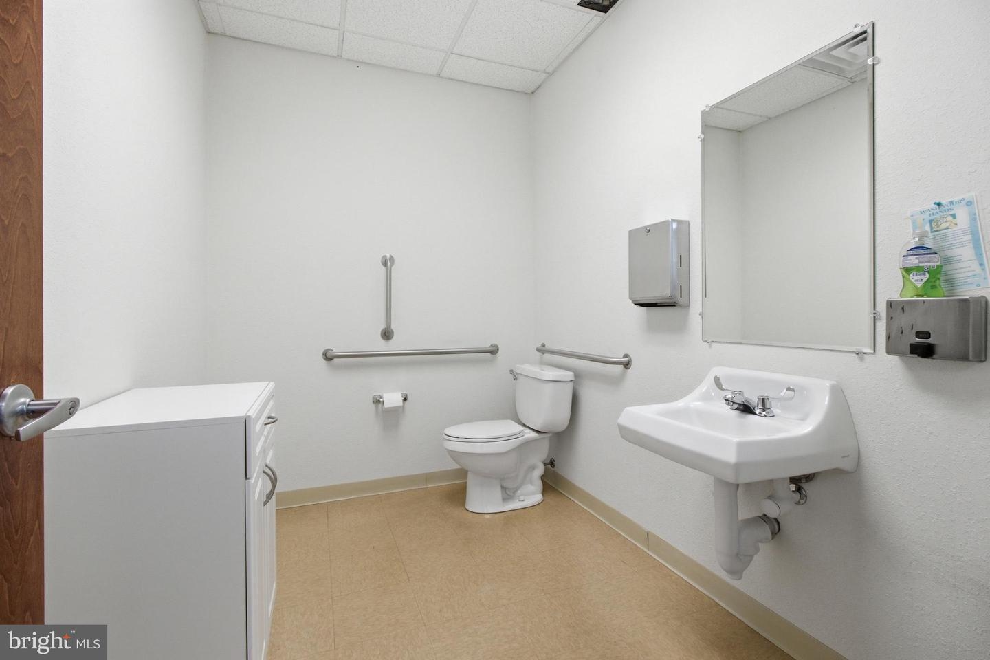 241 E Market St Property Photo 44