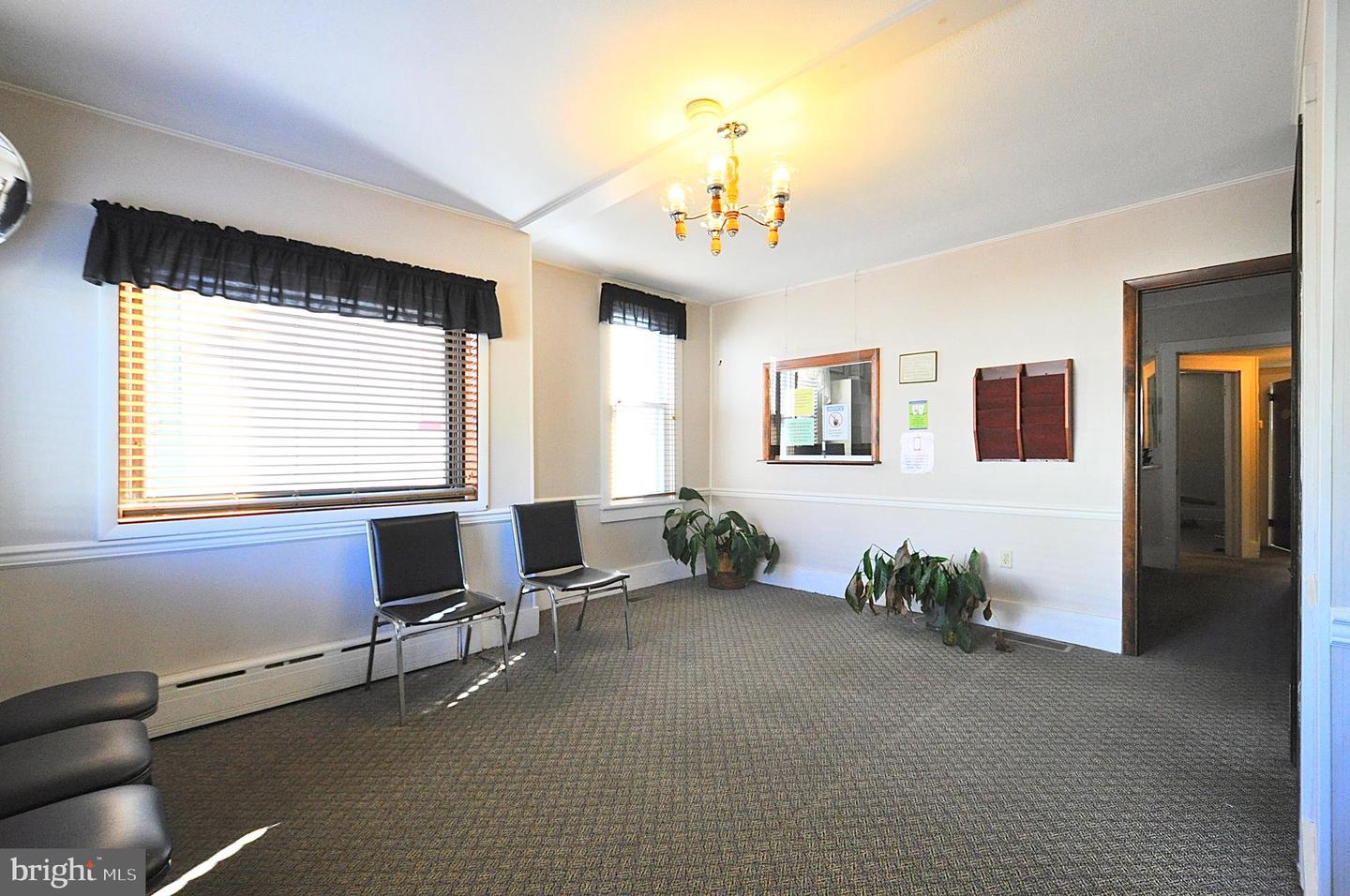 109 N Centre St Property Photo 3