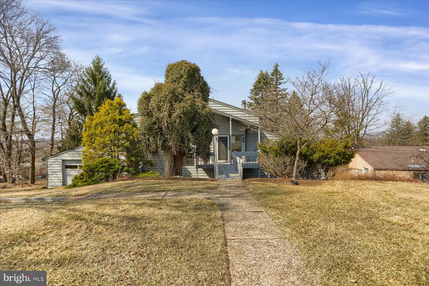 696 Wayne St Property Photo 1