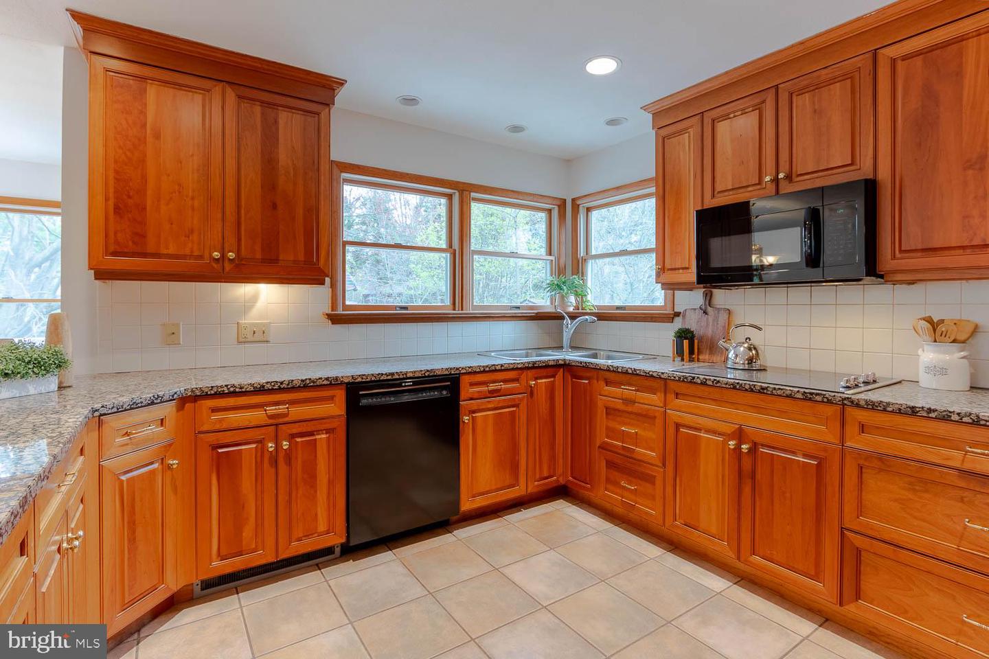 735 Kennard Rd Property Photo 17