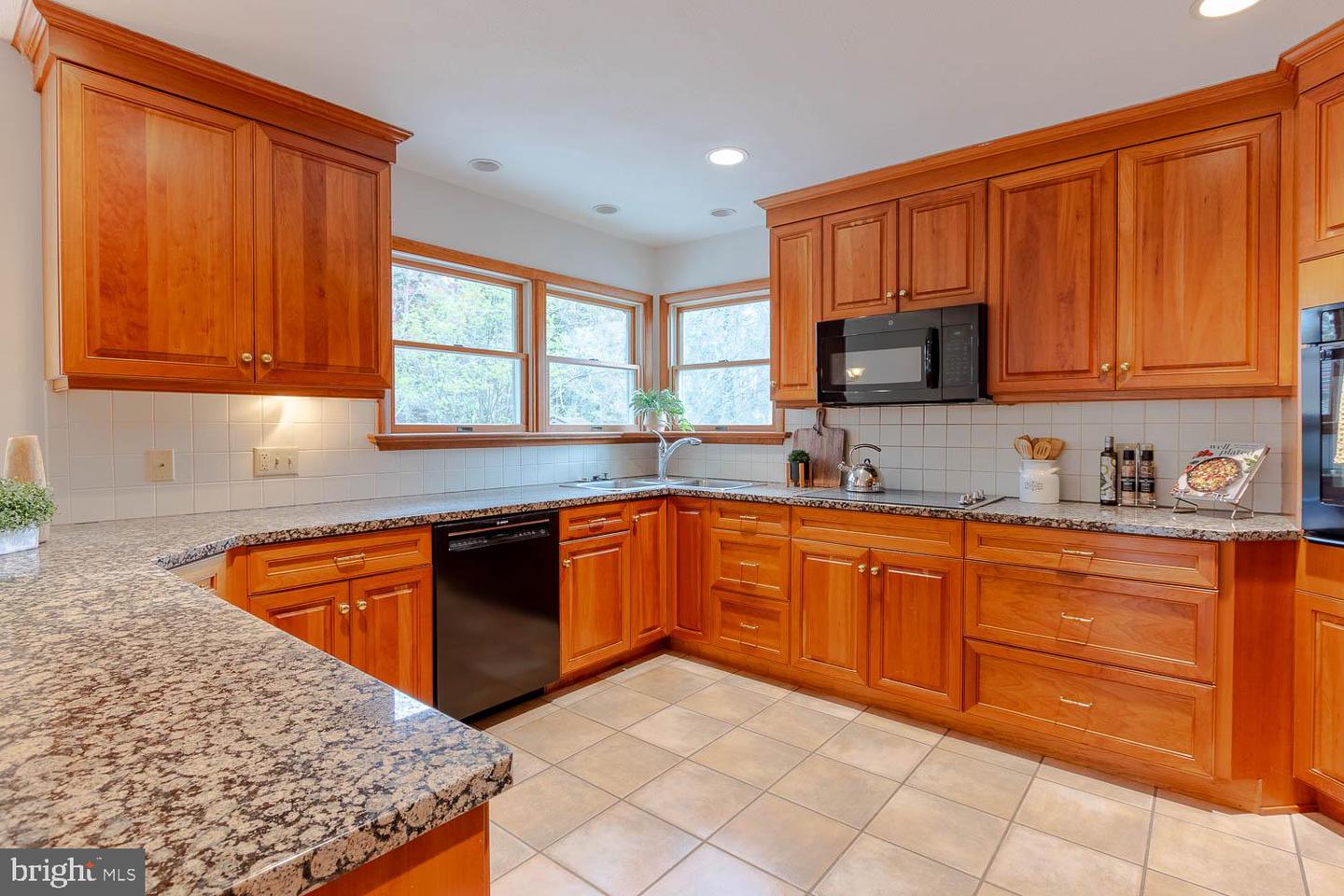 735 Kennard Rd Property Photo 18