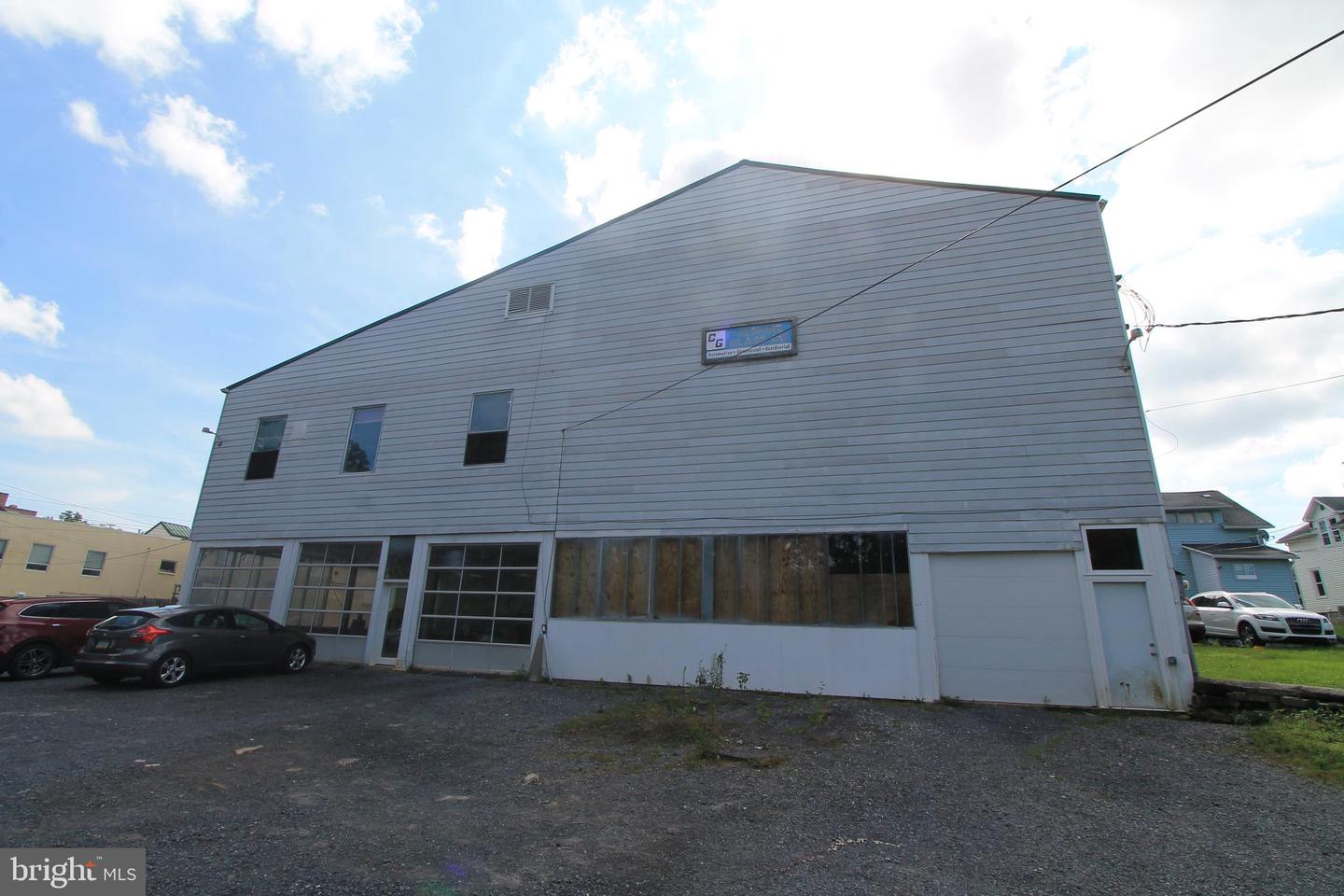 1121 W College Ave Property Photo 1