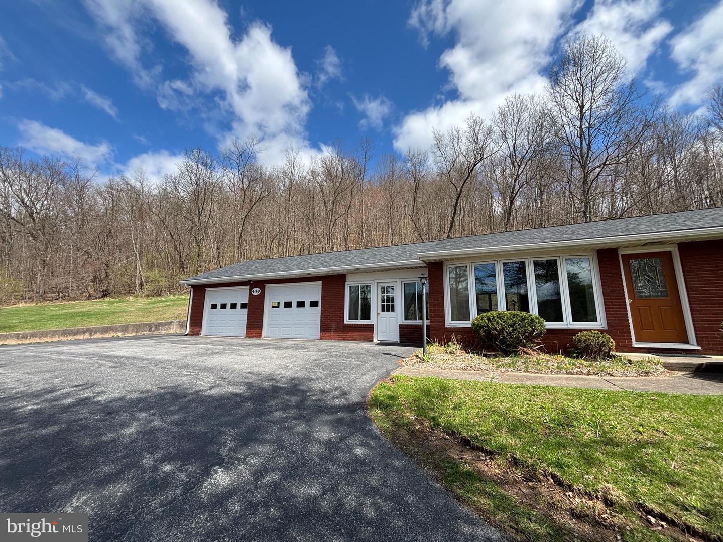 409 Runville Rd Property Photo 3