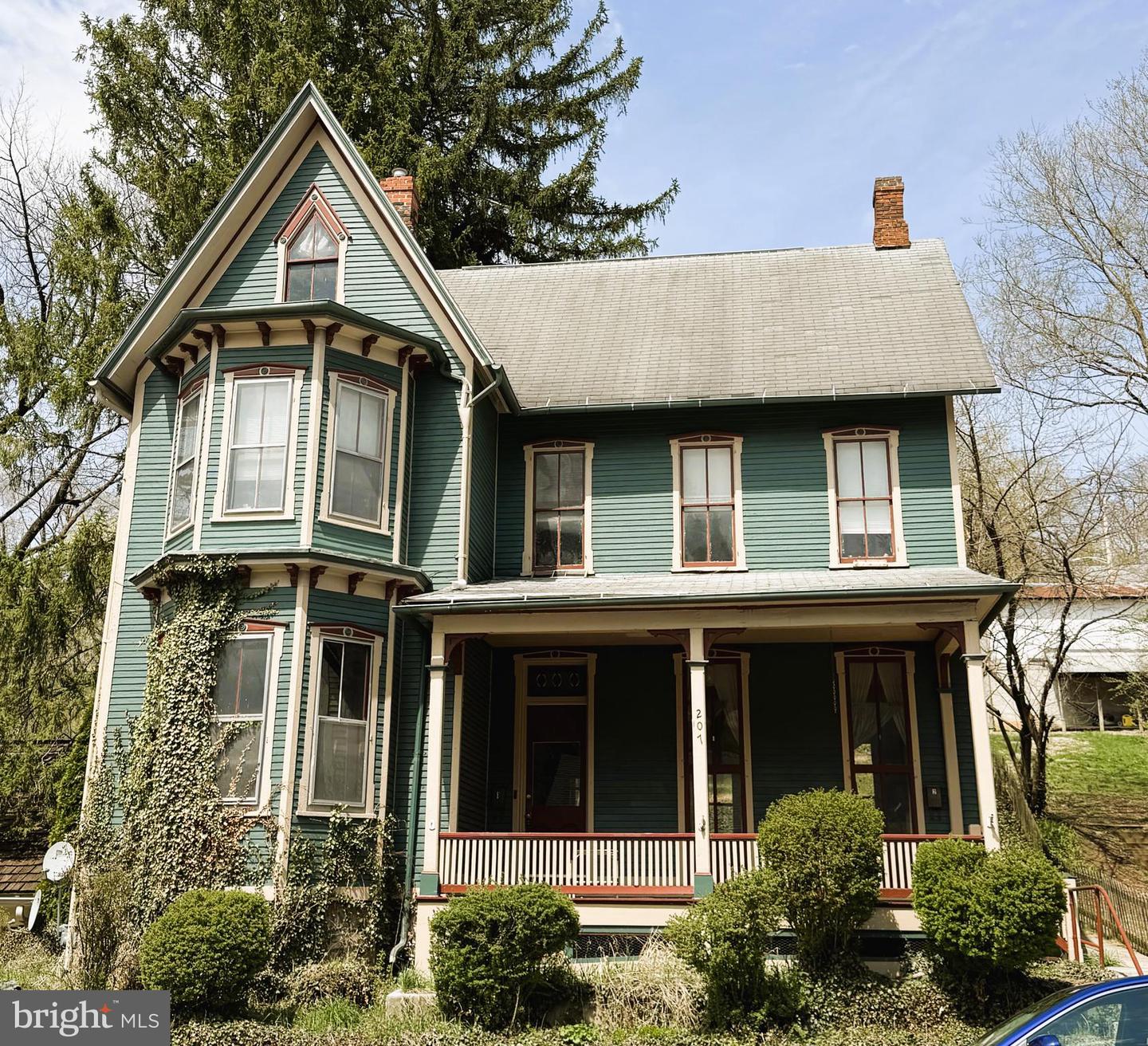 207 E Howard St Property Photo 1
