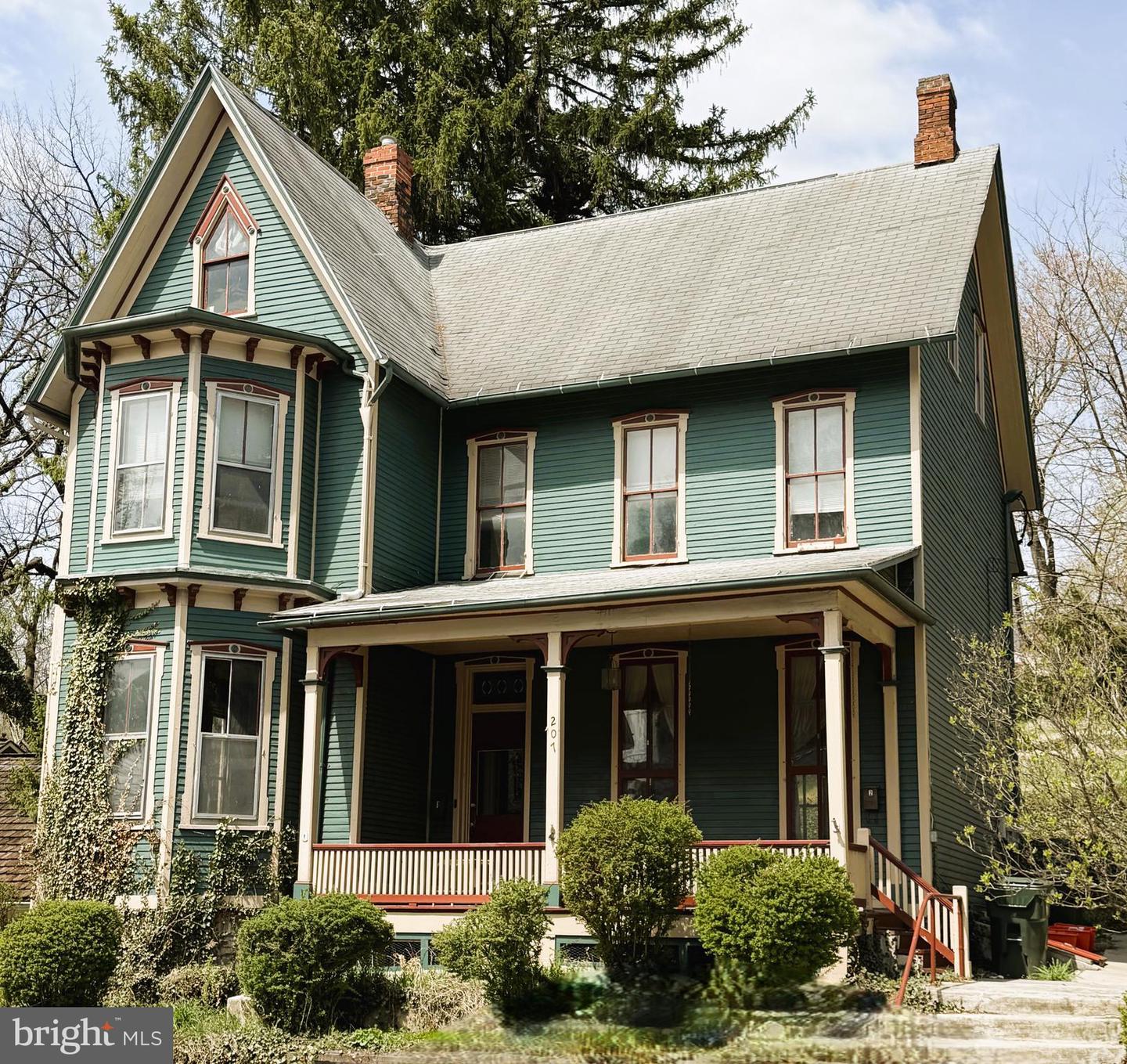 207 E Howard St Property Photo 2