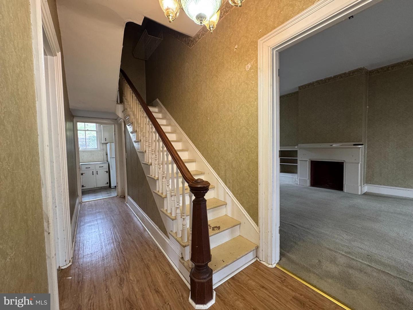 207 E Howard St Property Photo 4