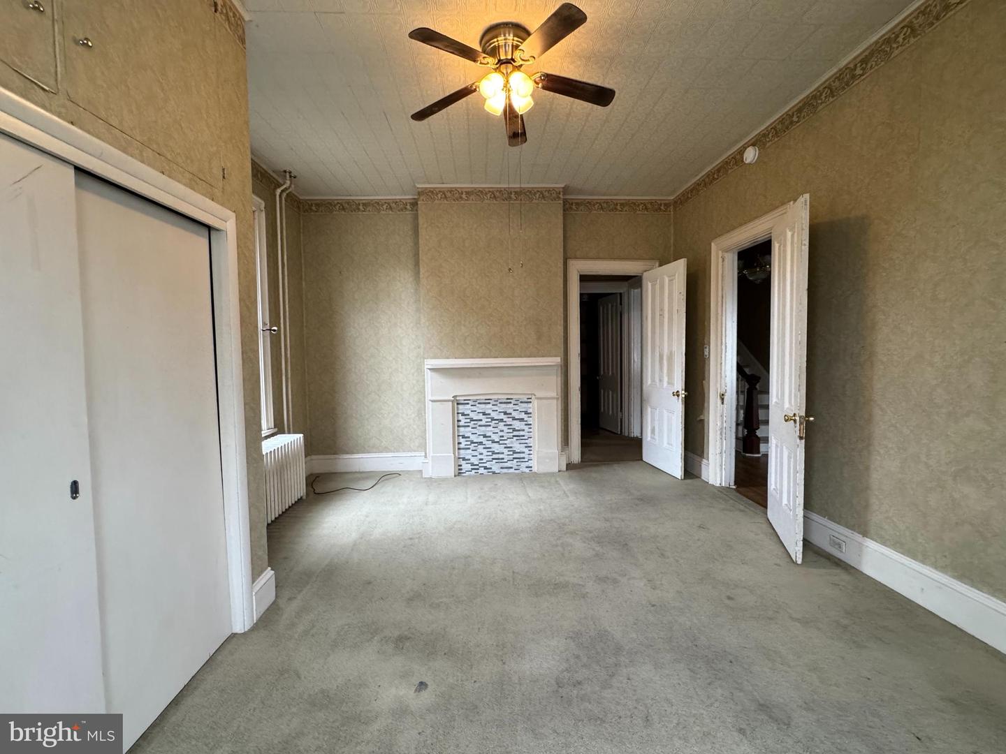 207 E Howard St Property Photo 7