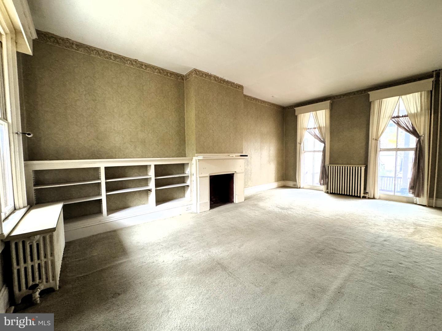 207 E Howard St Property Photo 8