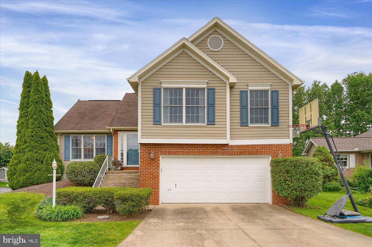 1751 Manor Ct Property Photo 1