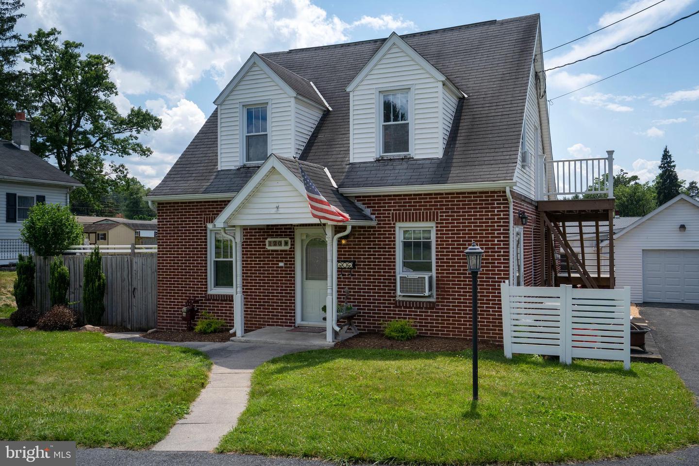 120 Middle St Property Photo 1