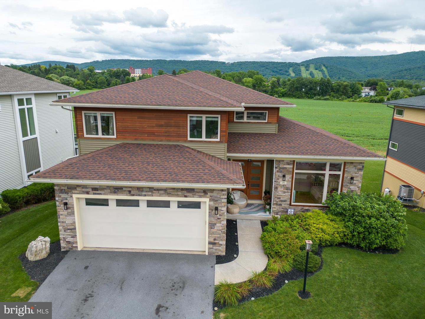 186 Derek Dr Property Photo 1