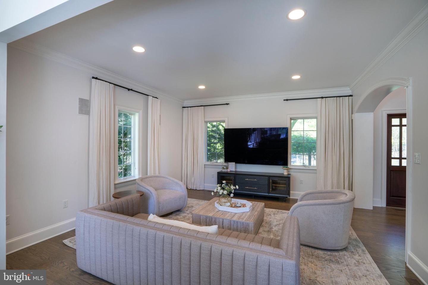 157 Manhasset Ct Property Photo 4