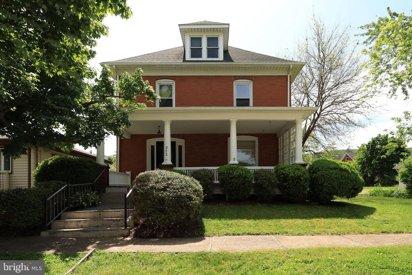 252 School St Property Photo 1