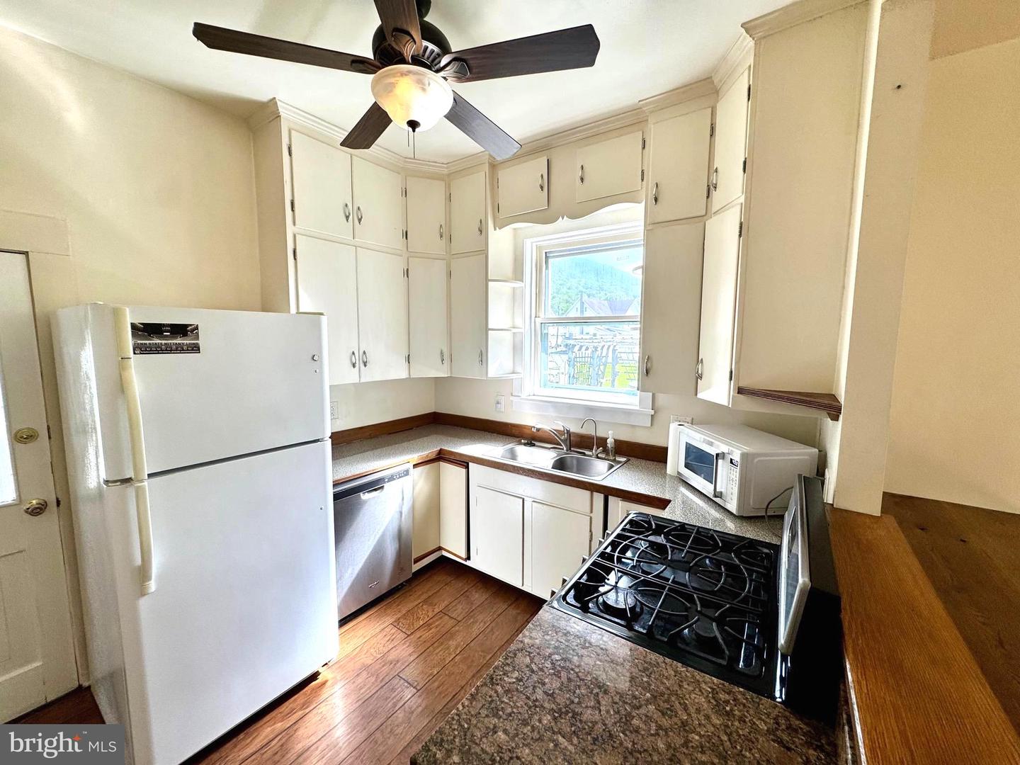 120 School St Property Photo 16
