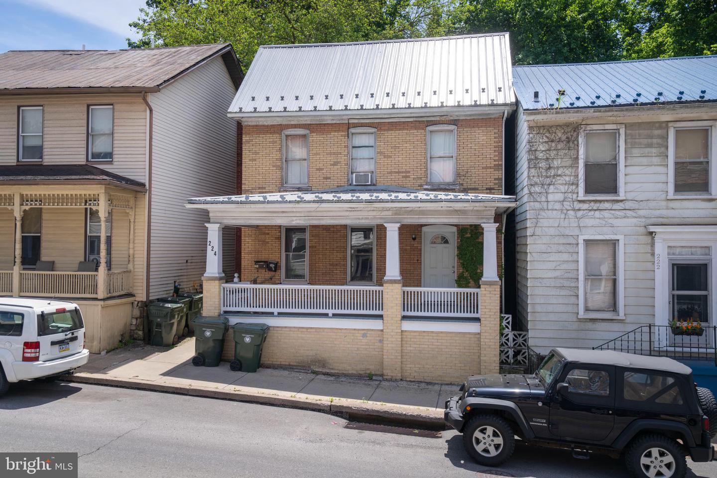 224 E BISHOP ST Property Photo 1