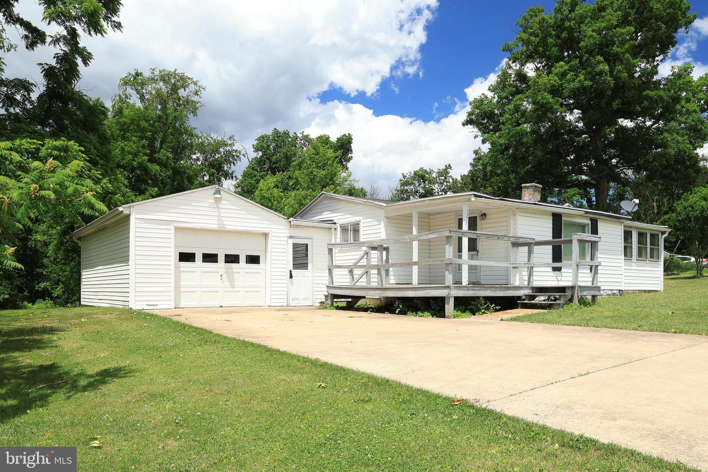 121 Mulbarger Ln Property Photo 1