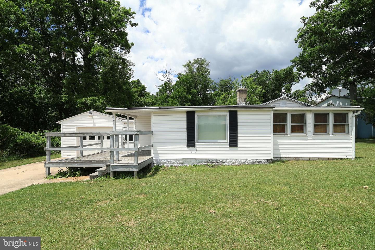 121 Mulbarger Ln Property Photo 2
