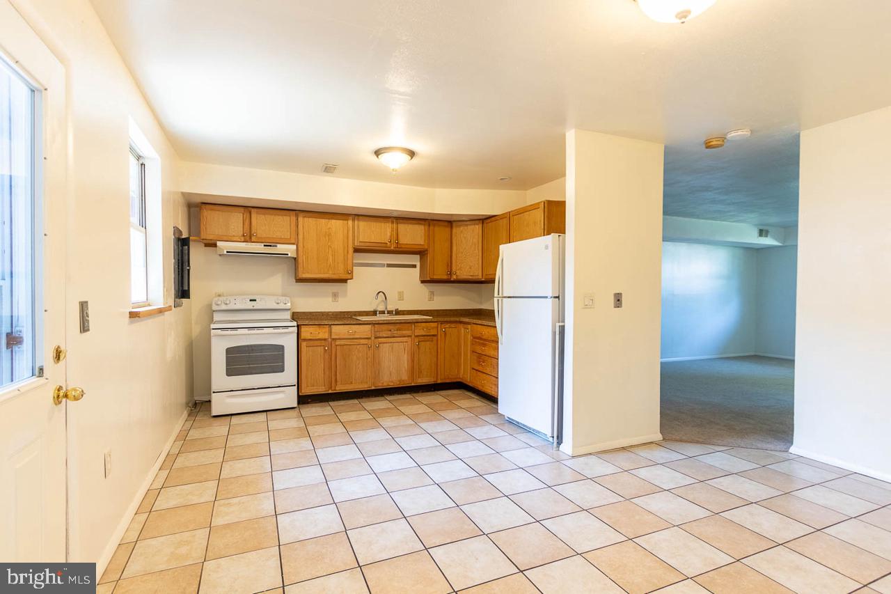 1111 W Aaron Dr #e Property Photo 5