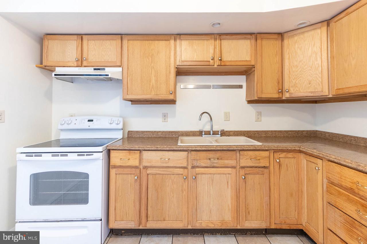 1111 W Aaron Dr #e Property Photo 6