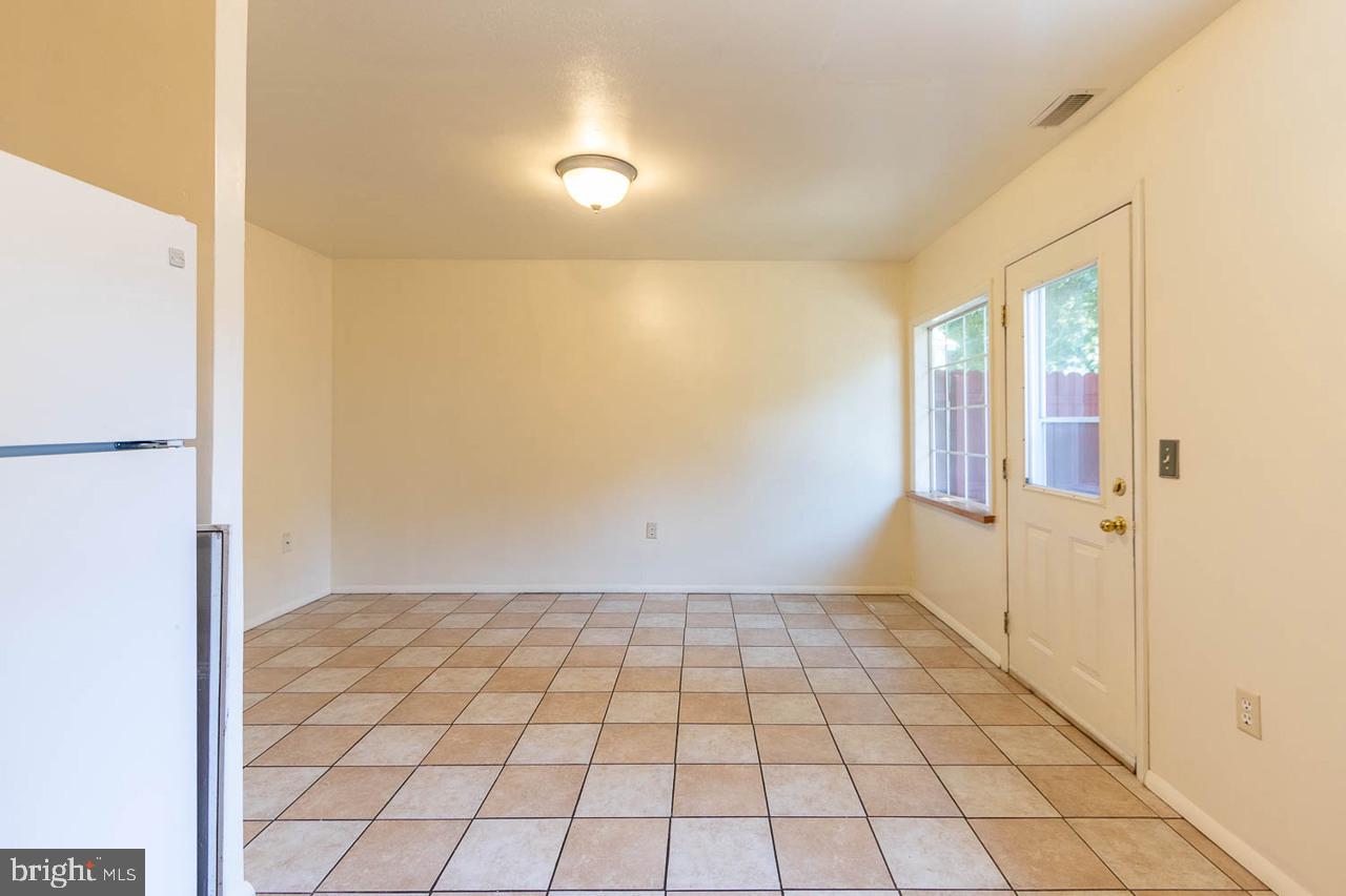 1111 W Aaron Dr #e Property Photo 7