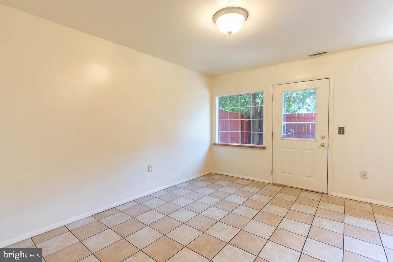 1111 W Aaron Dr #e Property Photo 8
