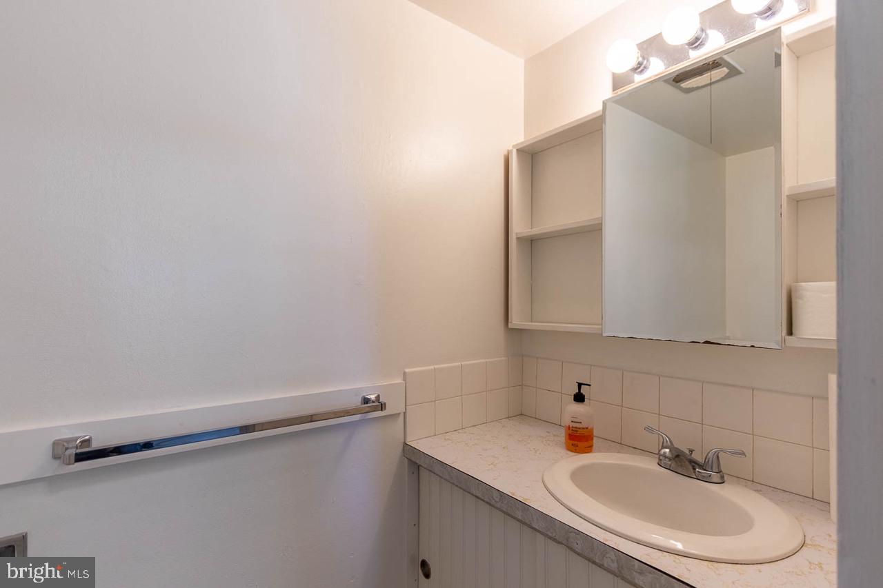 1111 W Aaron Dr #e Property Photo 10