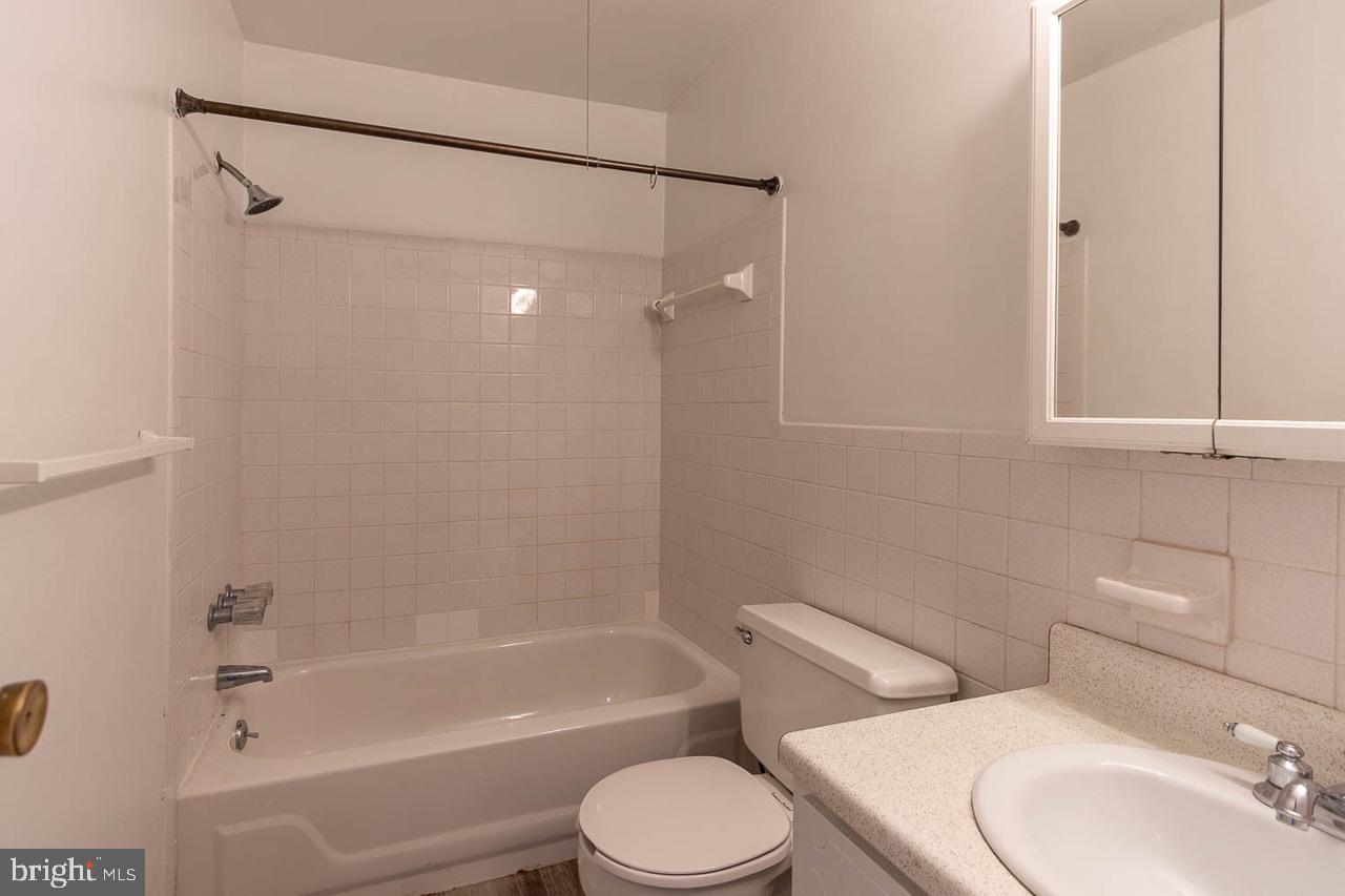 1111 W Aaron Dr #e Property Photo 17