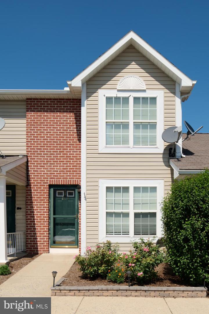 209 PEBBLE LN