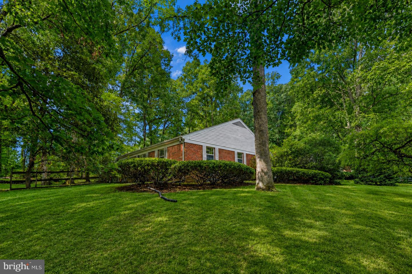 1350 Greenwood Cir Property Photo 2