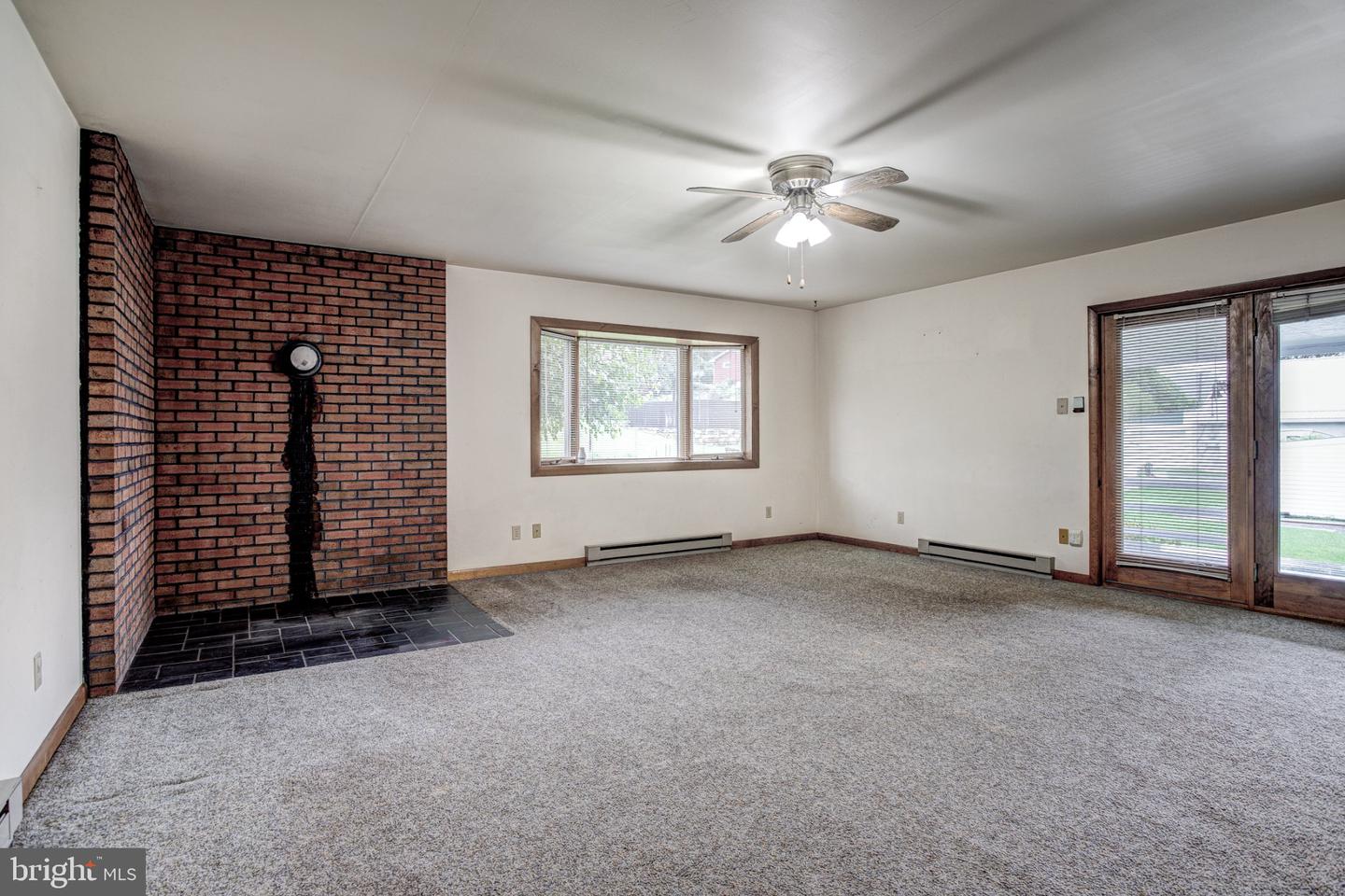 300 Centre St Property Photo 16