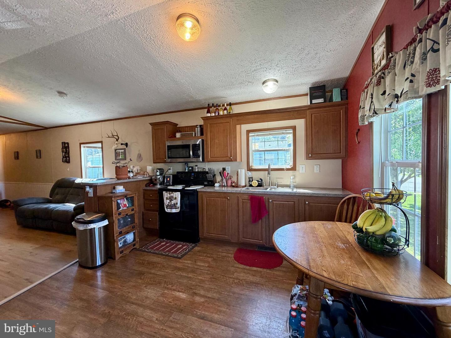 128 Country Ln Property Photo 5