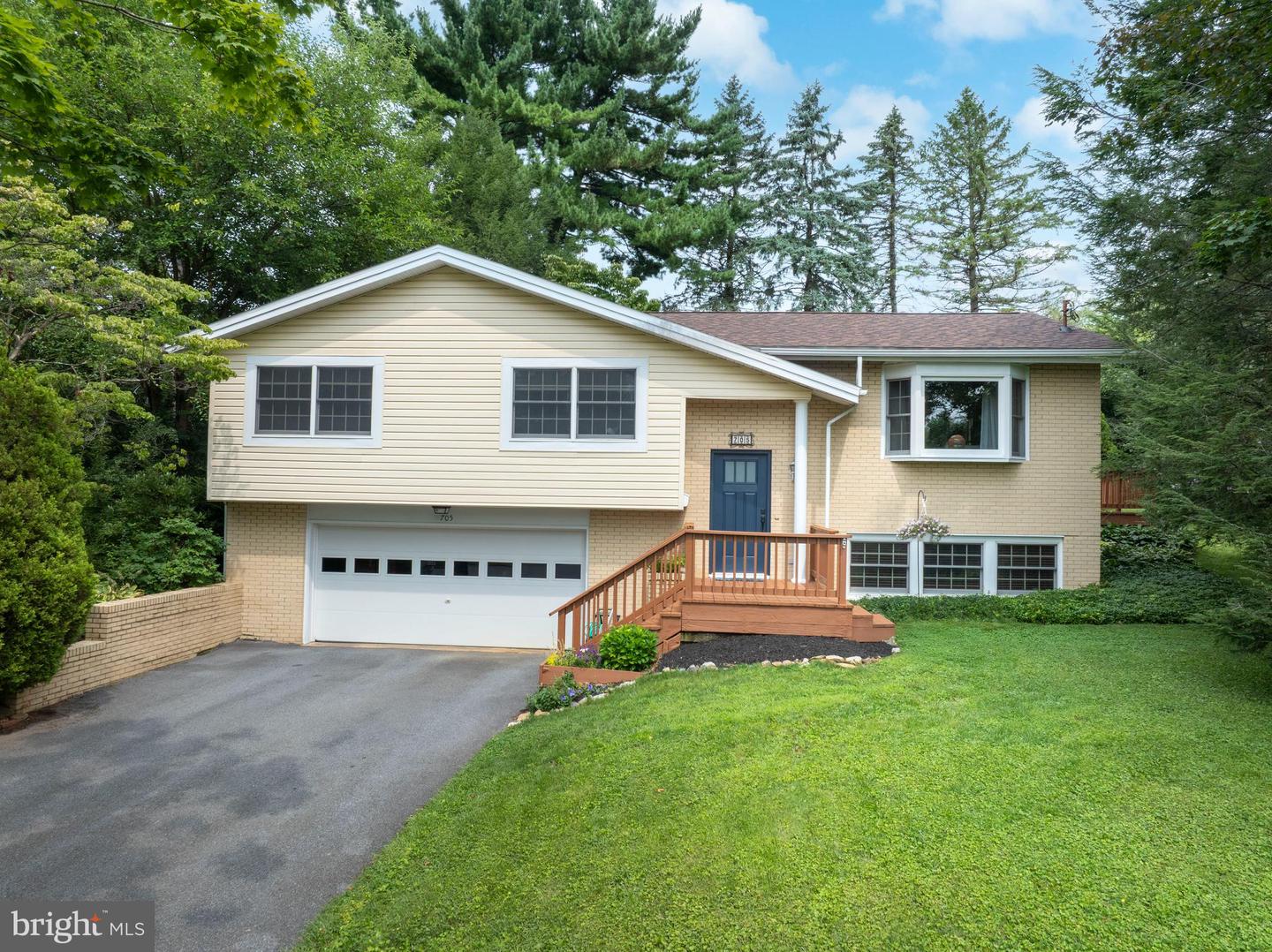 705 Windsor Ct Property Photo 1
