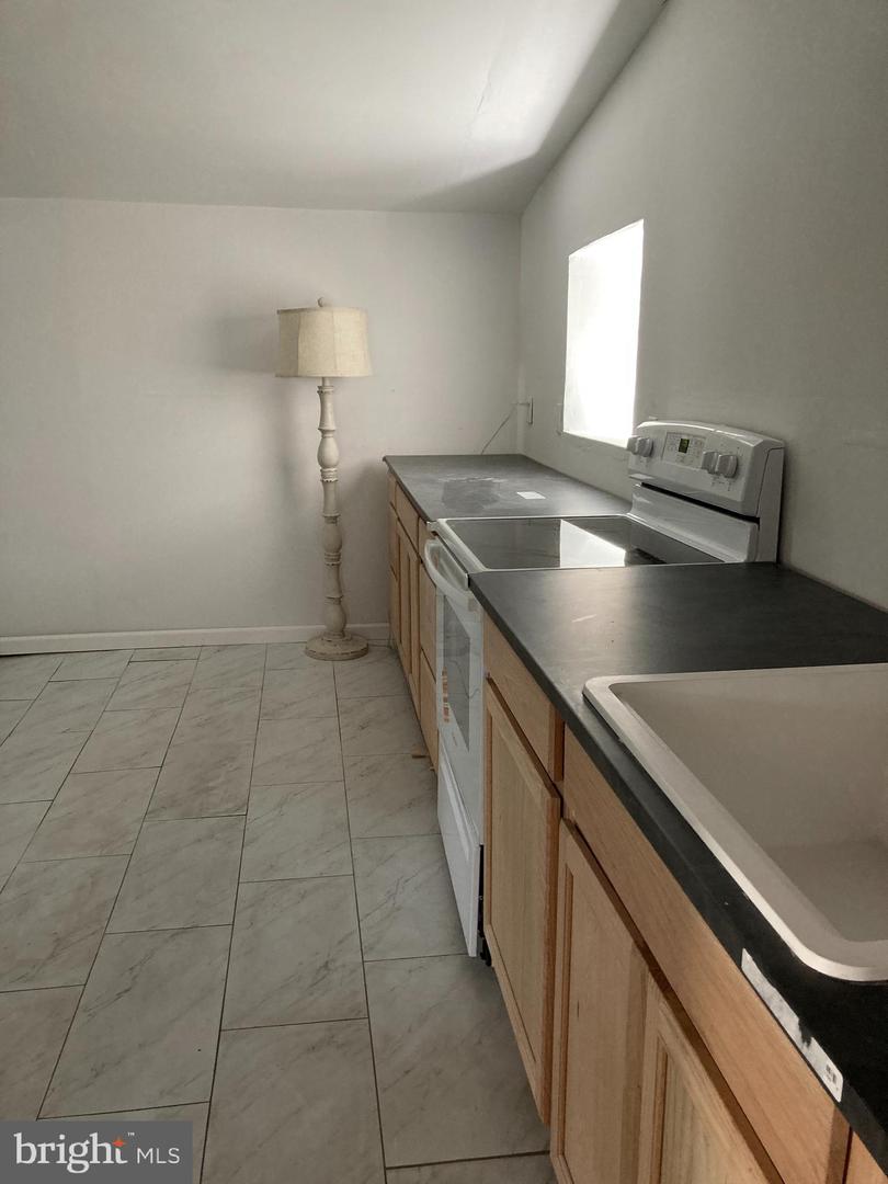 211 E Pike St Property Photo 3