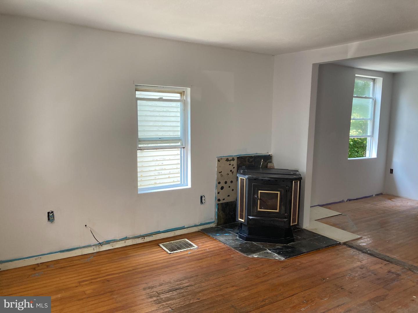 211 E Pike St Property Photo 7