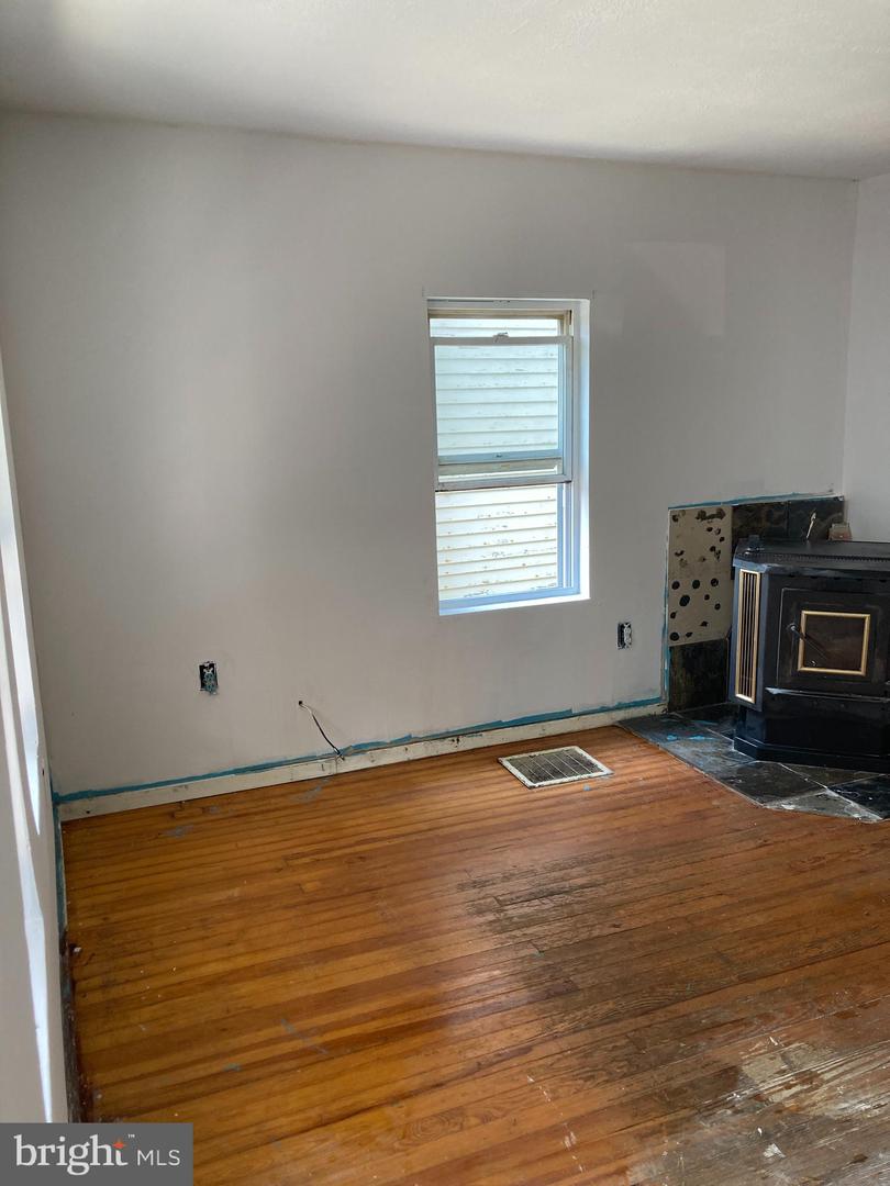 211 E Pike St Property Photo 8