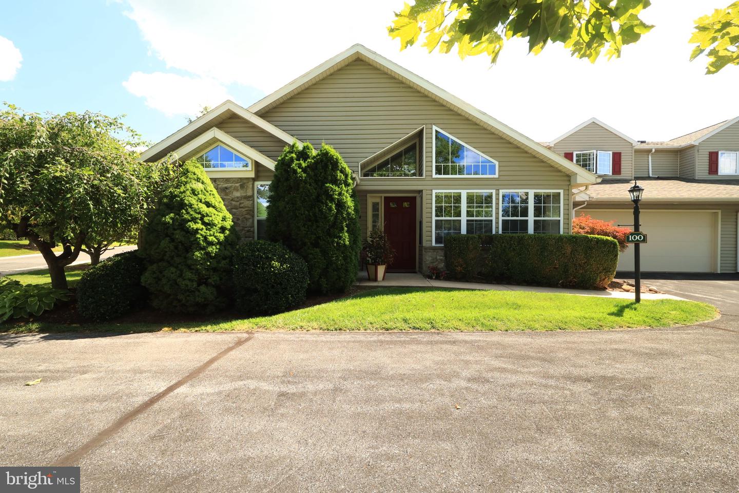 100 Wellington Dr Property Photo 1
