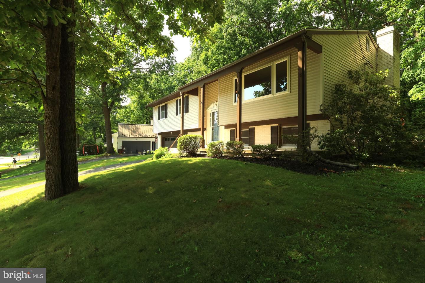 667 Devonshire Dr Property Photo 2