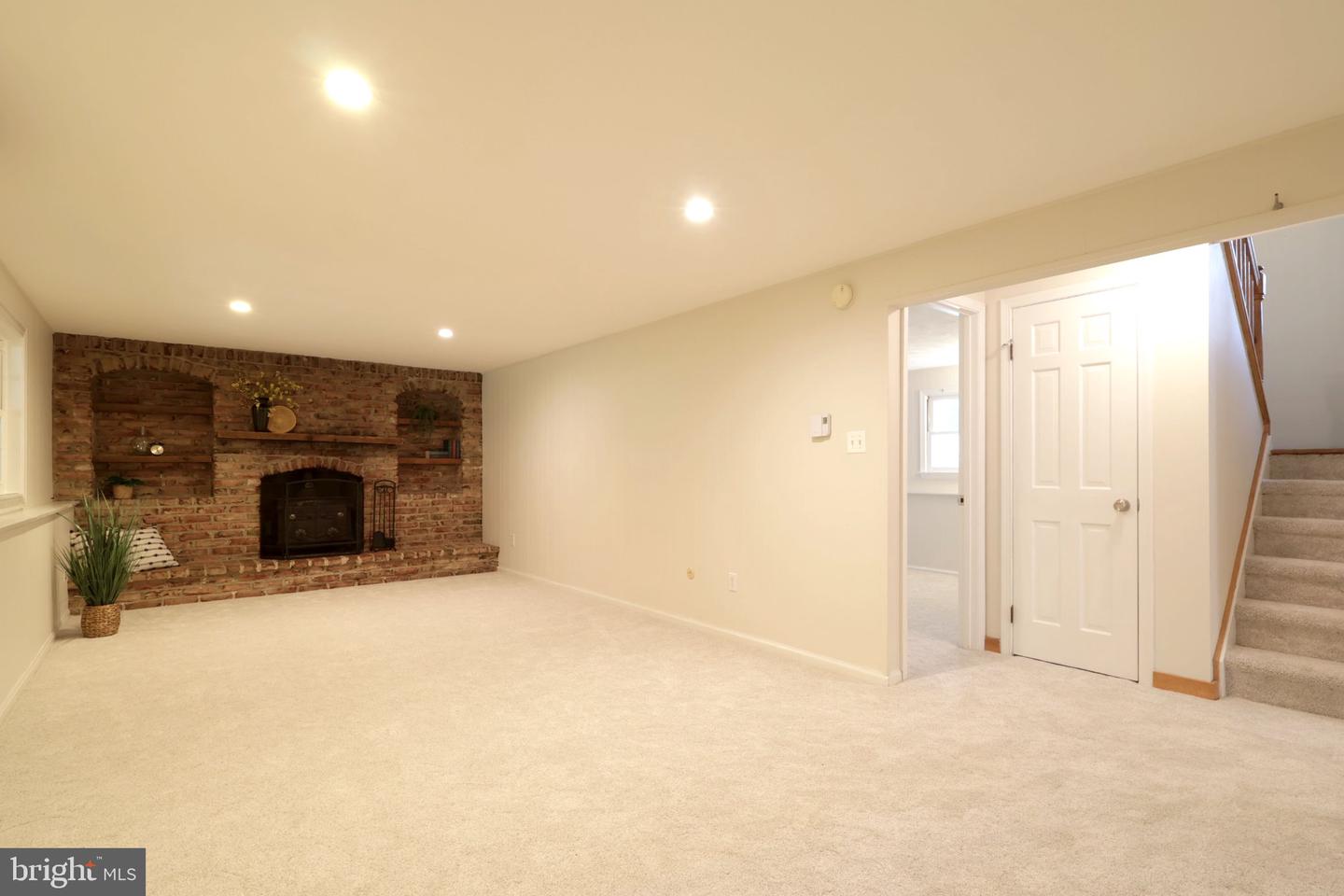 667 Devonshire Dr Property Photo 32