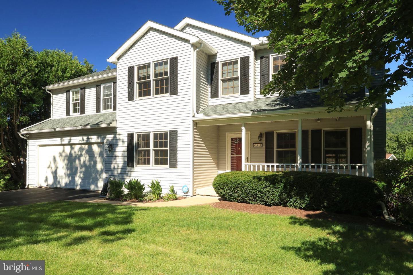 220 Reichenbaugh Ln Property Photo 2