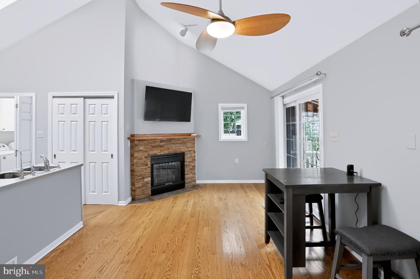 371 Oakwood Ave Property Photo 5