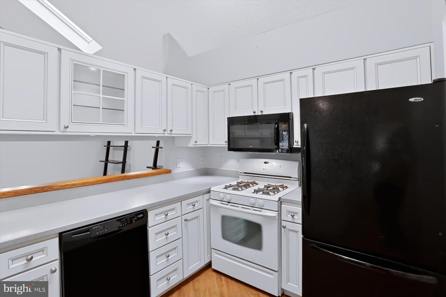 371 Oakwood Ave Property Photo 9