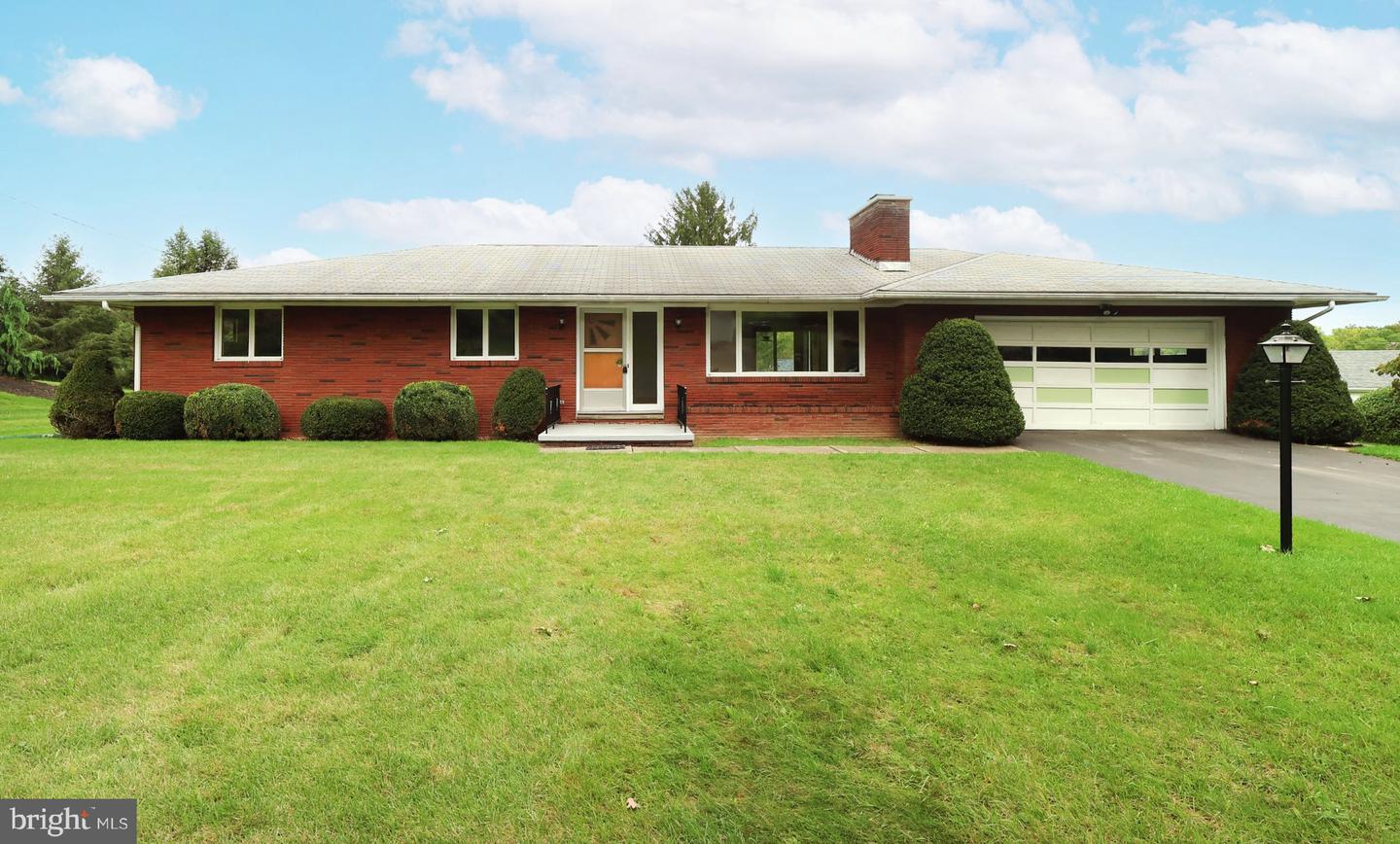 1185 CENTRE ST Property Photo 1