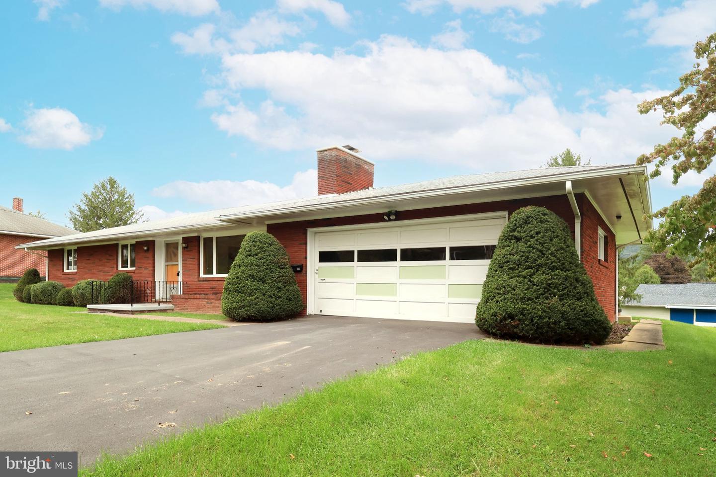 1185 Centre St Property Photo 3