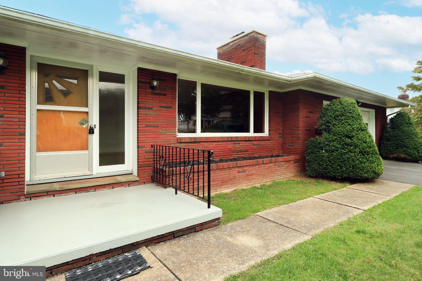 1185 Centre St Property Photo 4